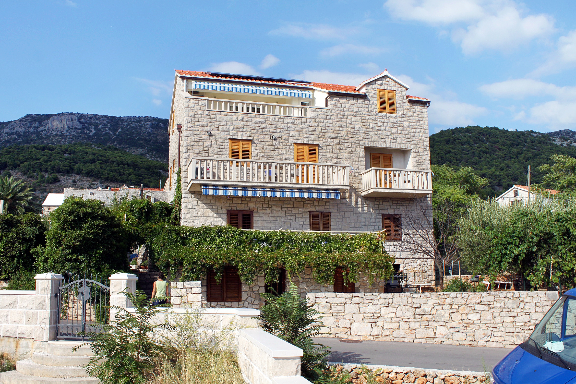 Two bedroom apartment with terrace and sea view Bol, Brač (A-2900-e)