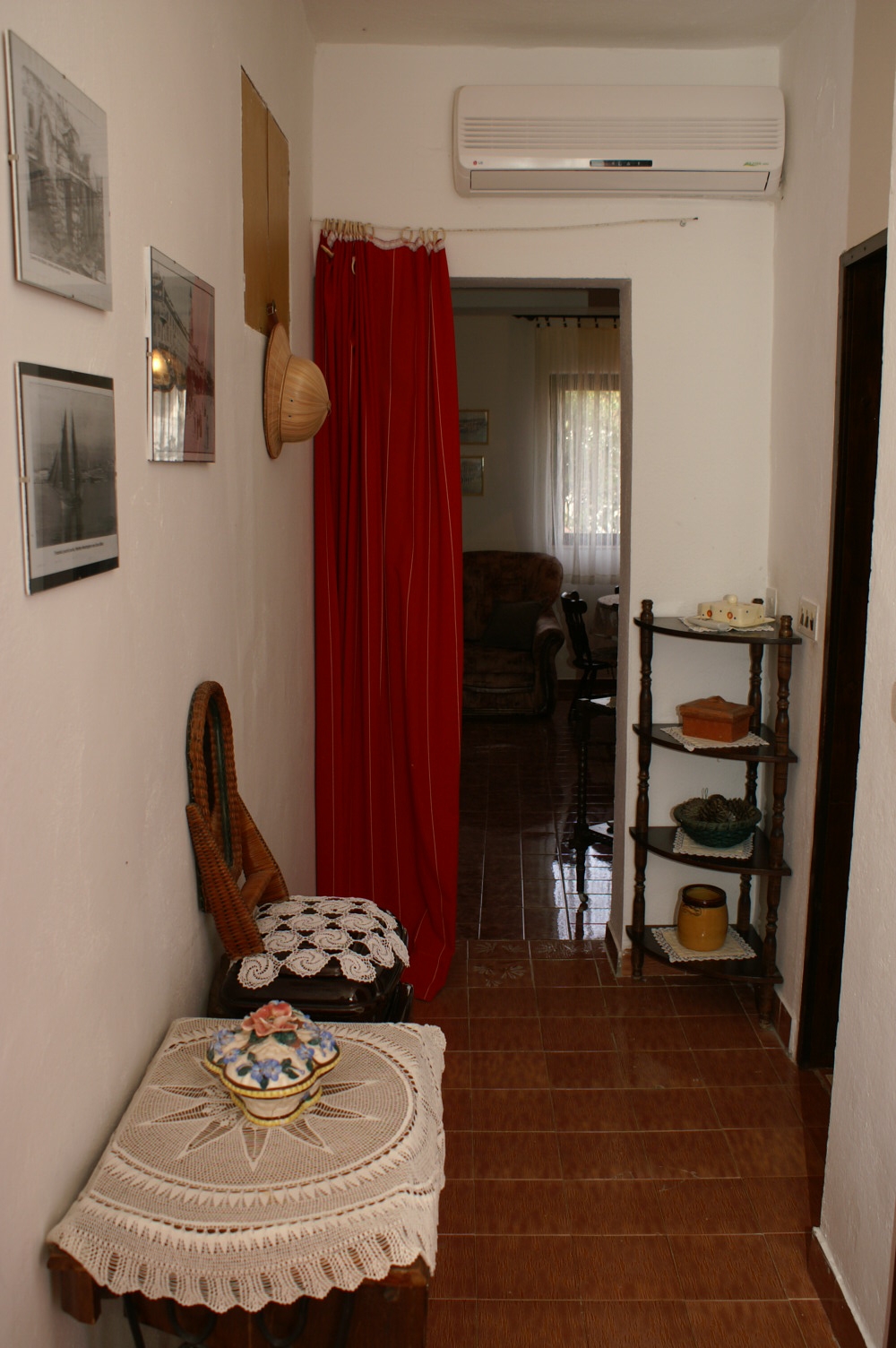Three bedroom apartment with terrace Mirca, Brač  A-a
