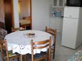 Jídelna Vir, Jídelna v ubytování typu apartment, s klimatizací, domácí mazlíčci povoleni a WiFi.