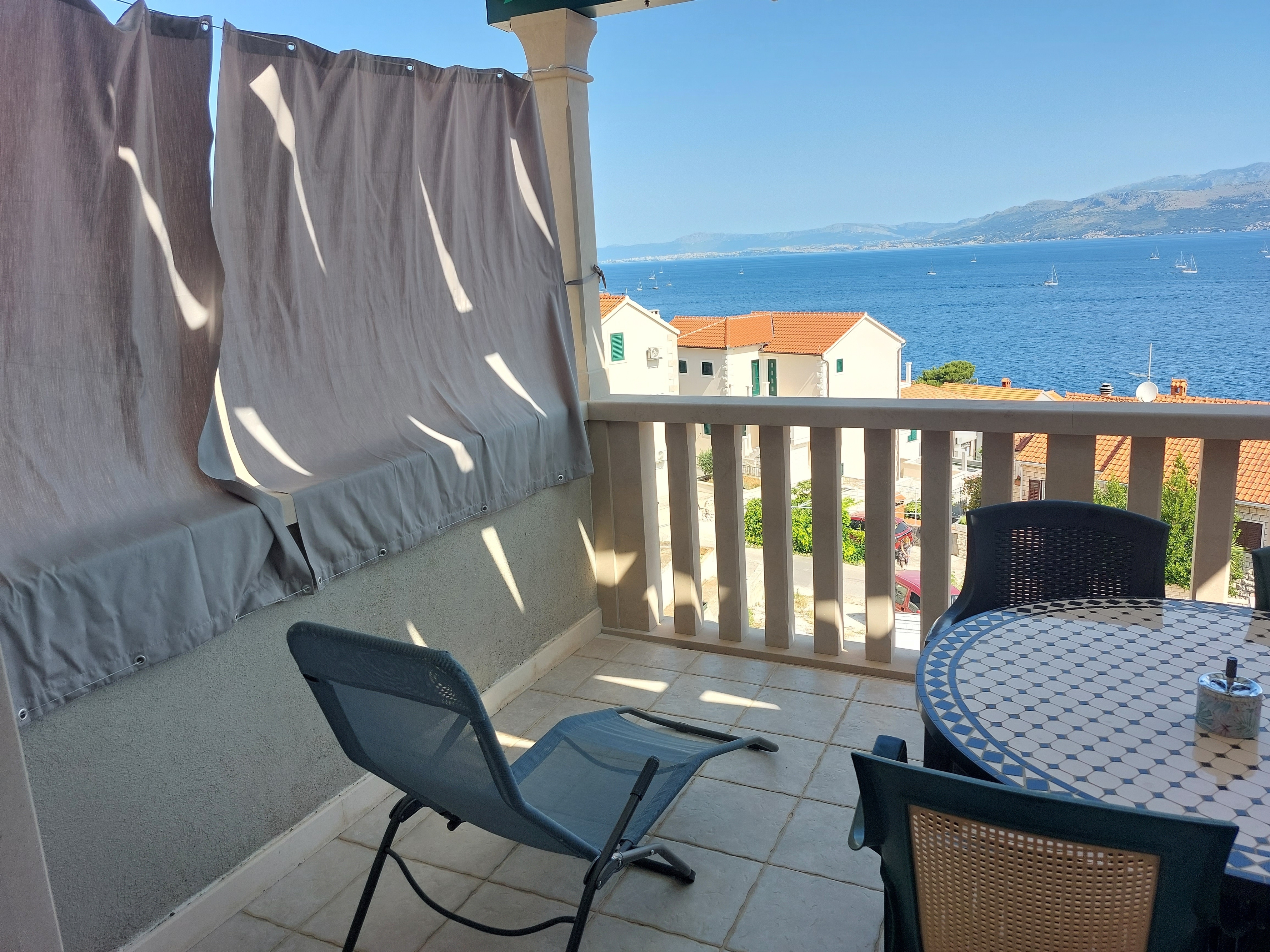 One bedroom apartment with terrace and sea view Postira, Brač  A-a