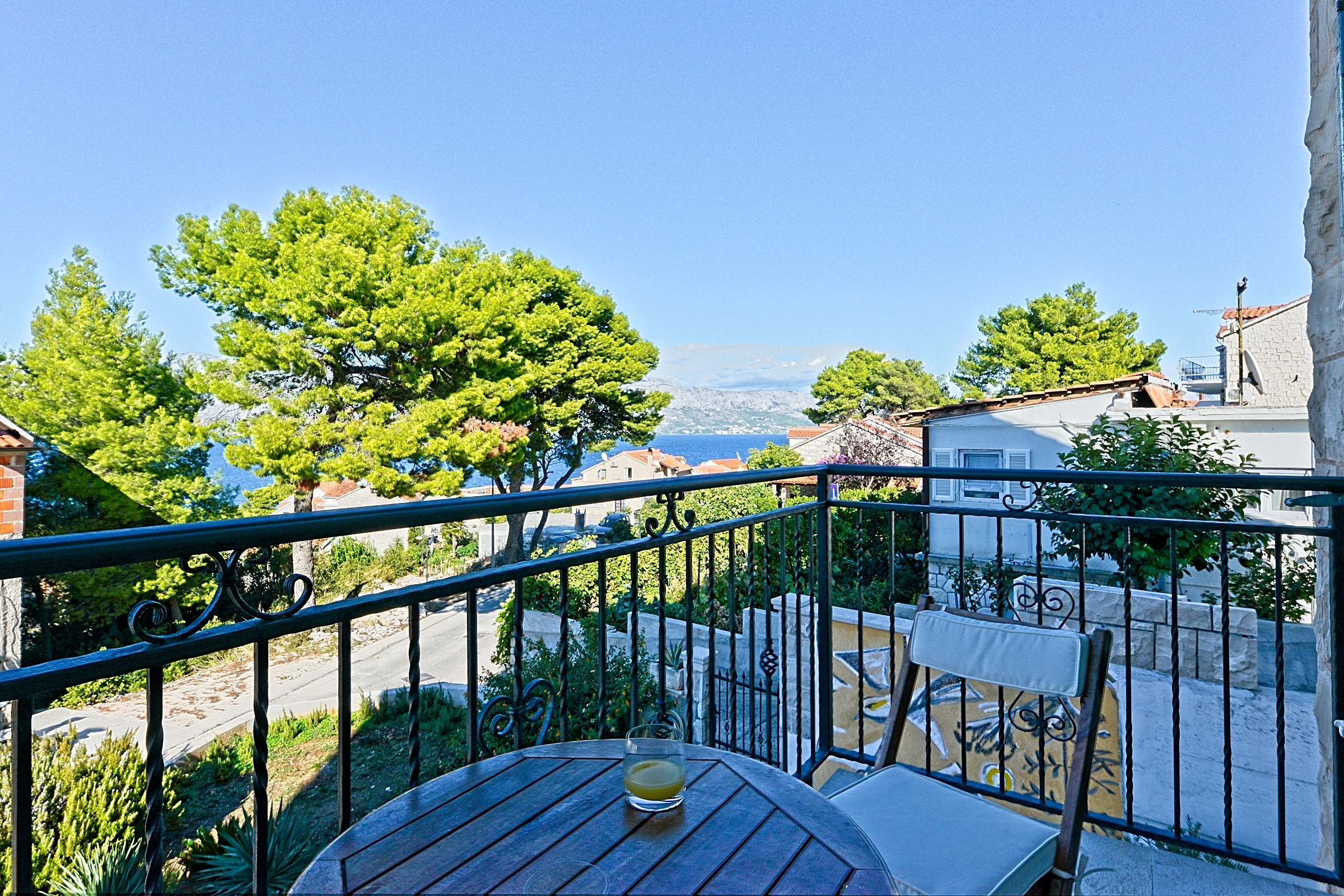 One bedroom apartment with terrace and sea view Postira, Brač  A-c