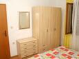 Postira, Ložnice 1 v ubytování typu apartment, domácí mazlíčci povoleni a WiFi.