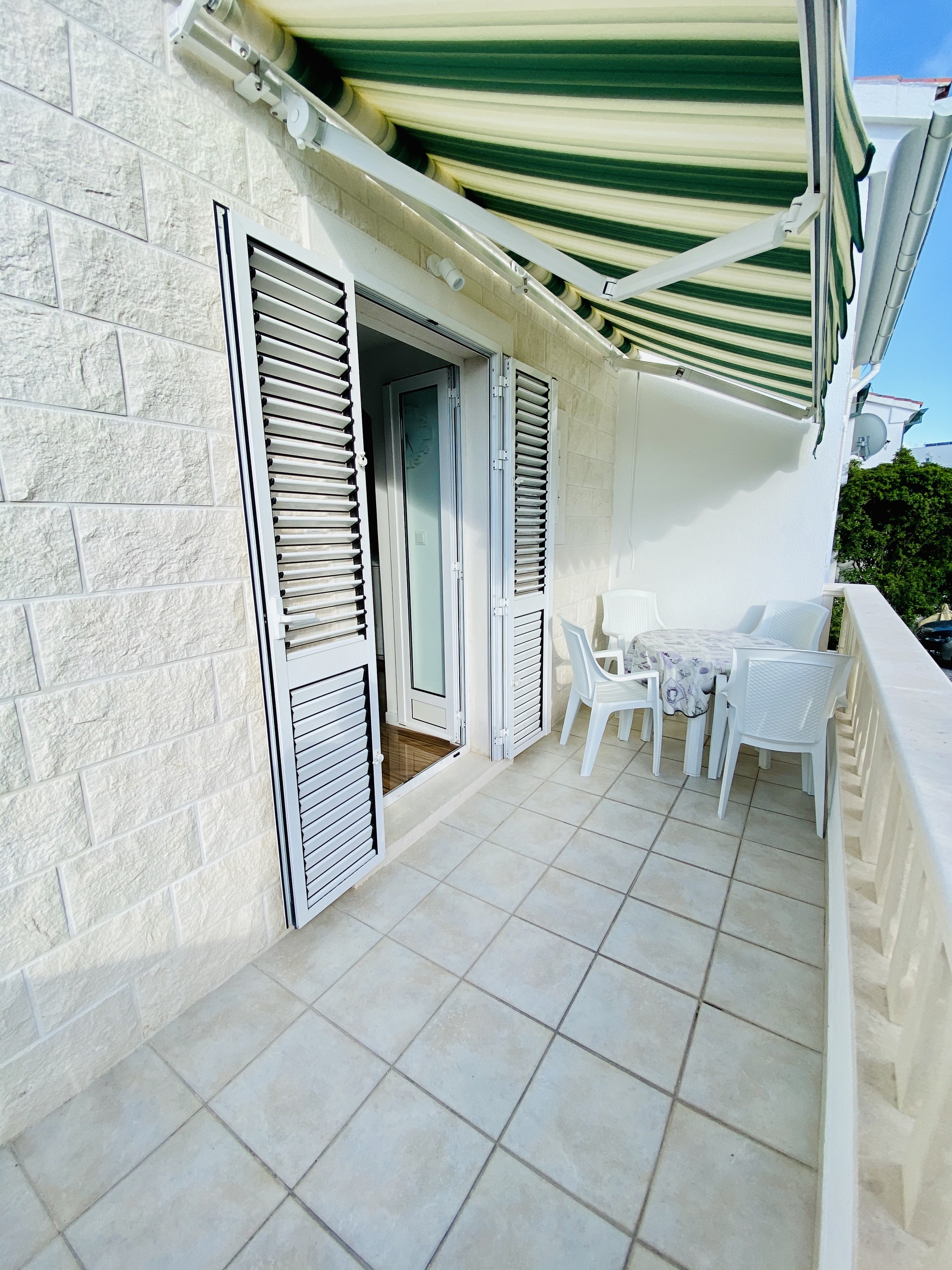 Two bedroom apartment near beach Postira, Brač  A-a