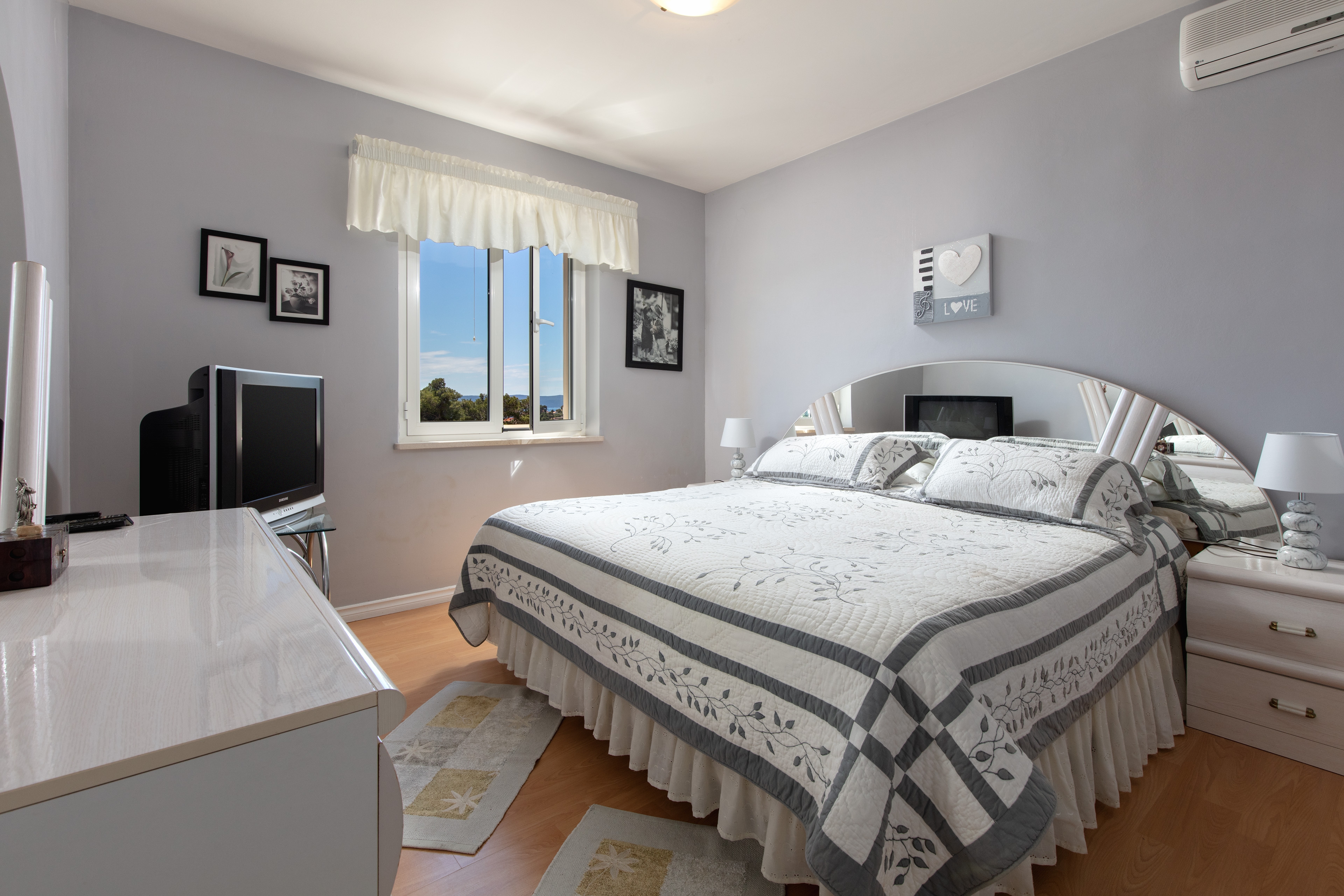 Three bedroom apartment with terrace and sea view Sumartin, Brač  A-d
