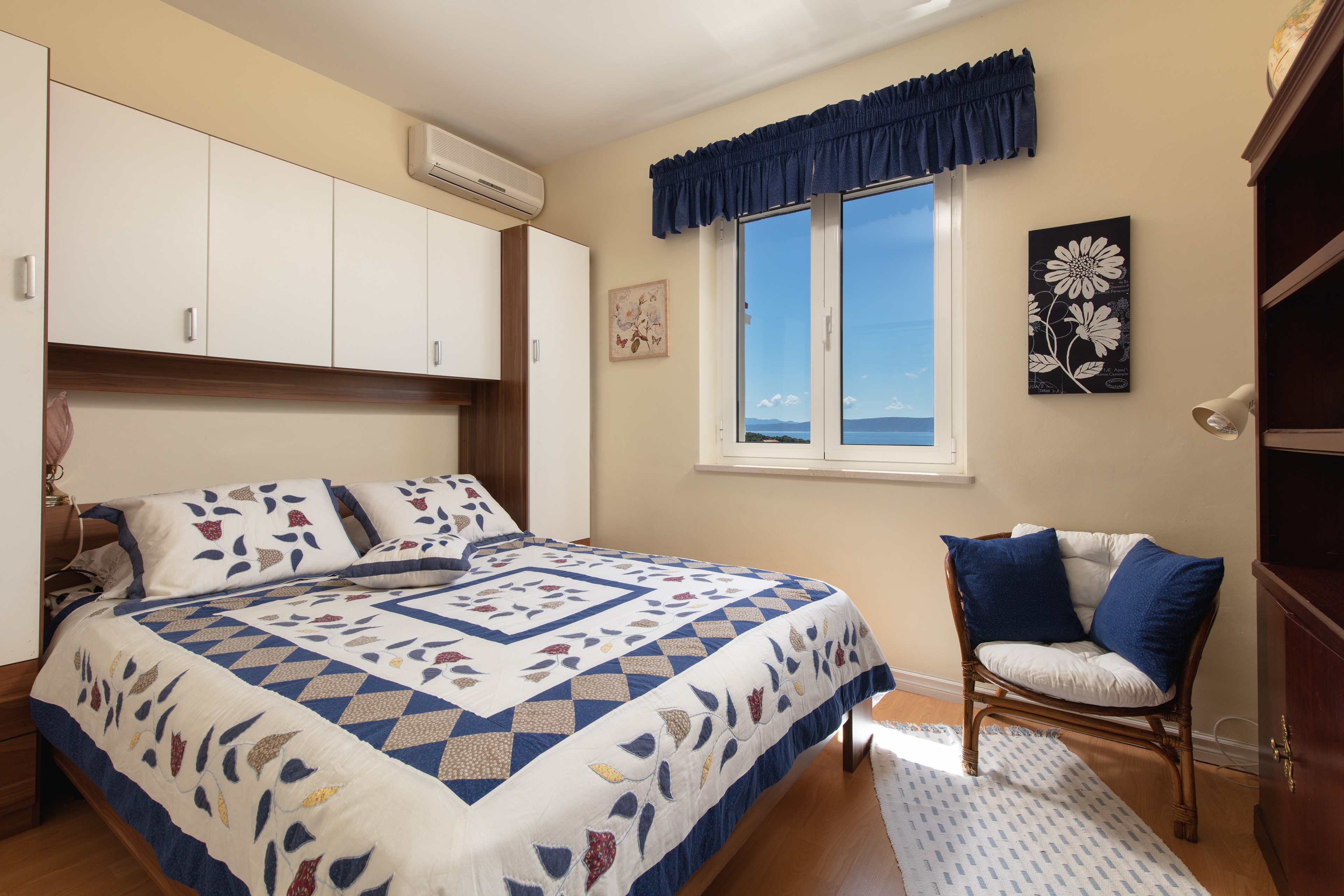 Three bedroom apartment with terrace and sea view Sumartin, Brač  A-d