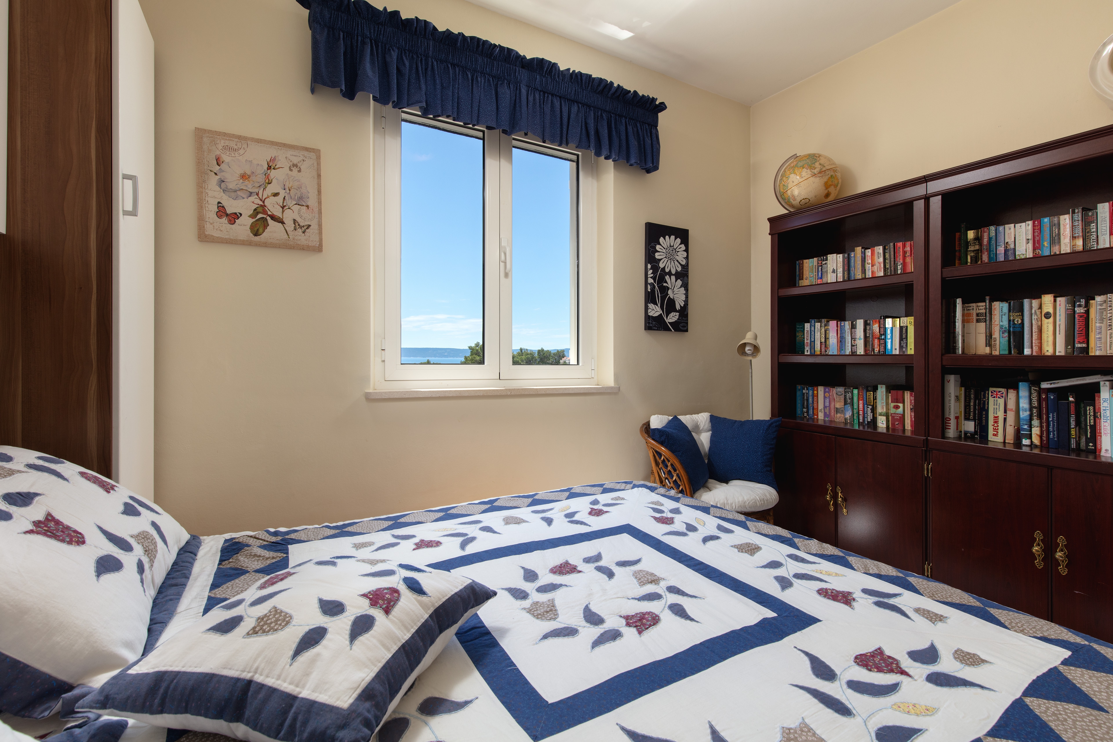 Three bedroom apartment with terrace and sea view Sumartin, Brač  A-d
