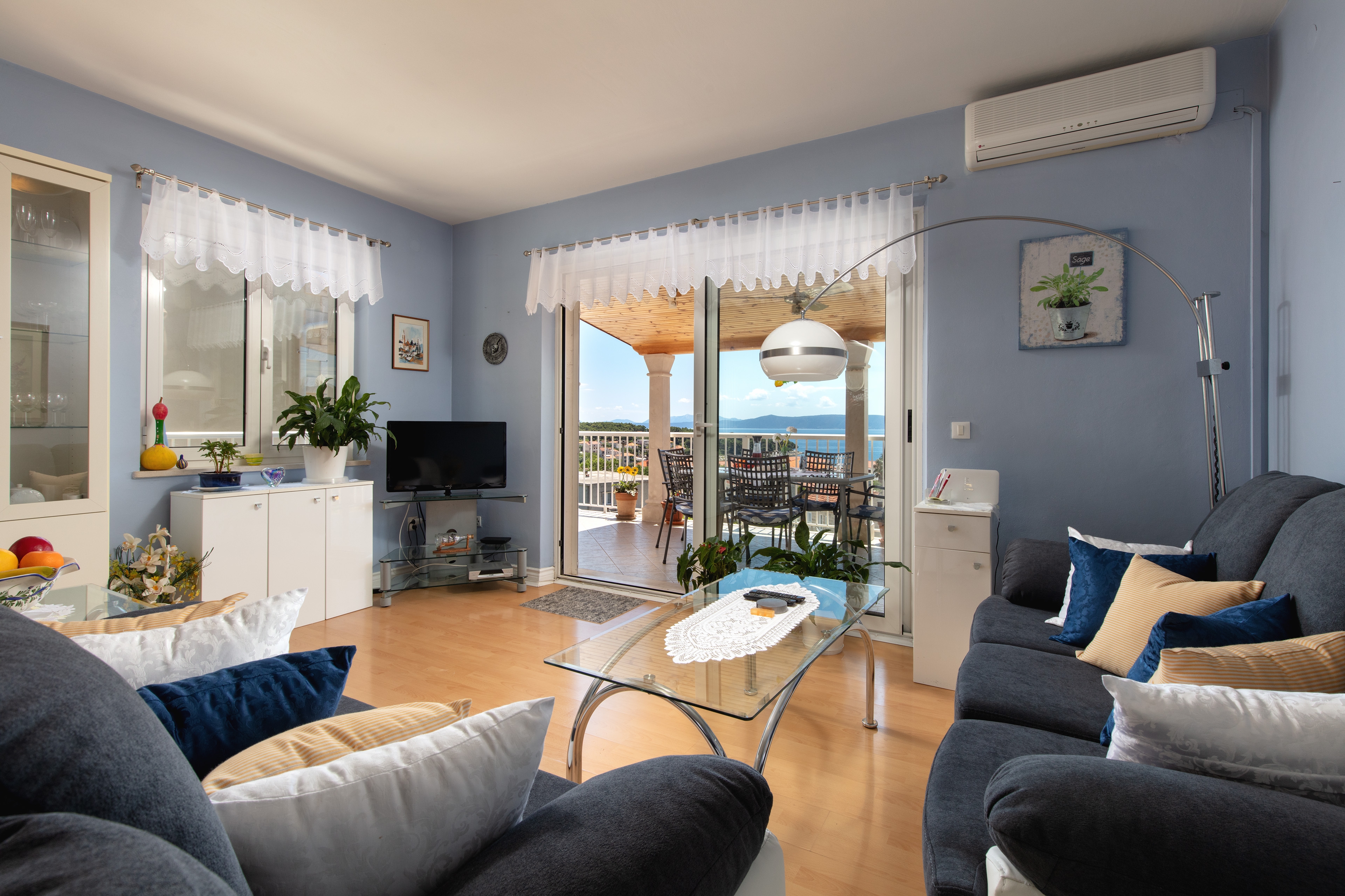 Three bedroom apartment with terrace and sea view Sumartin, Brač (A-2940-d)