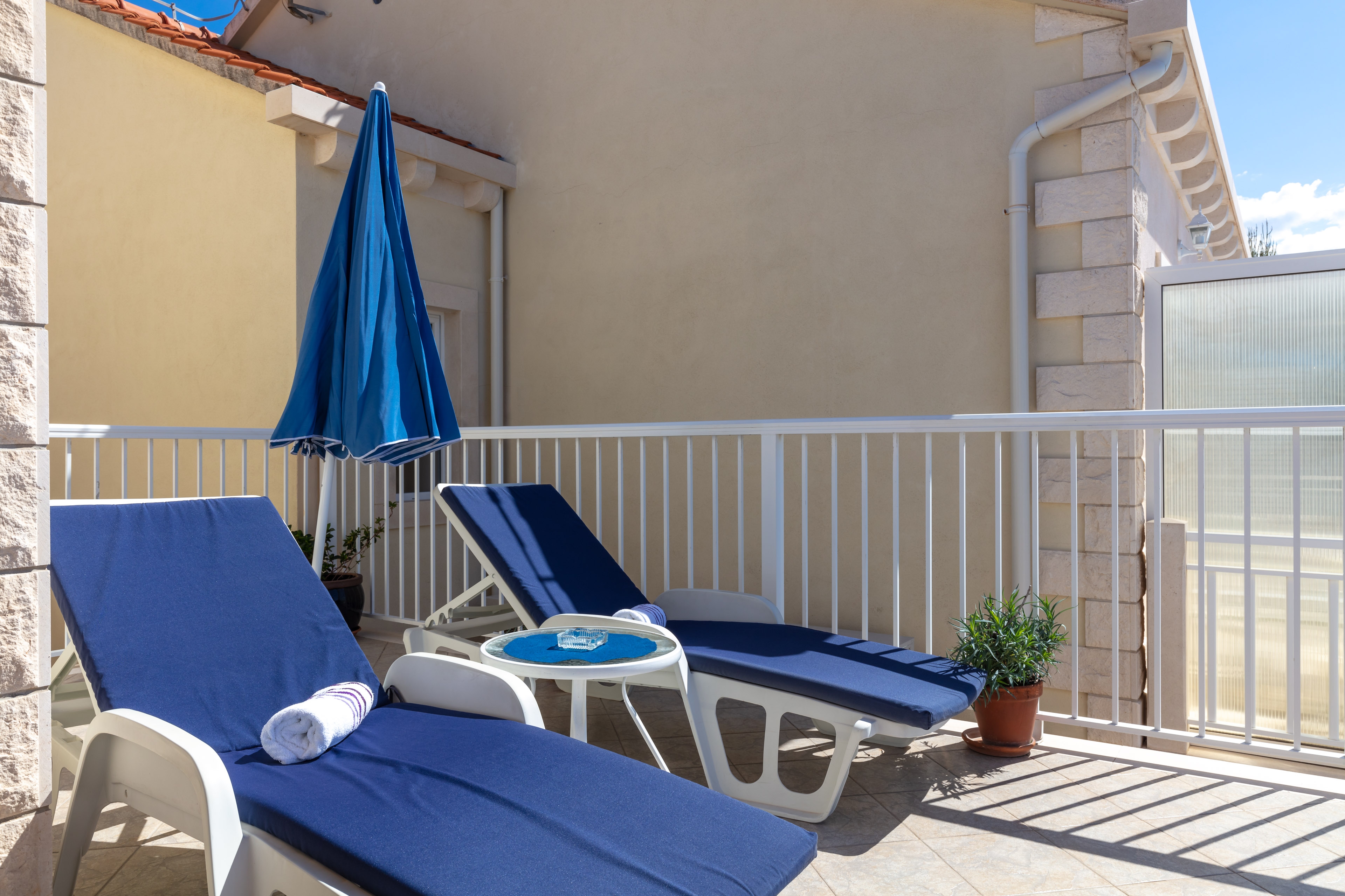 Three bedroom apartment with terrace and sea view Sumartin, Brač  A-d