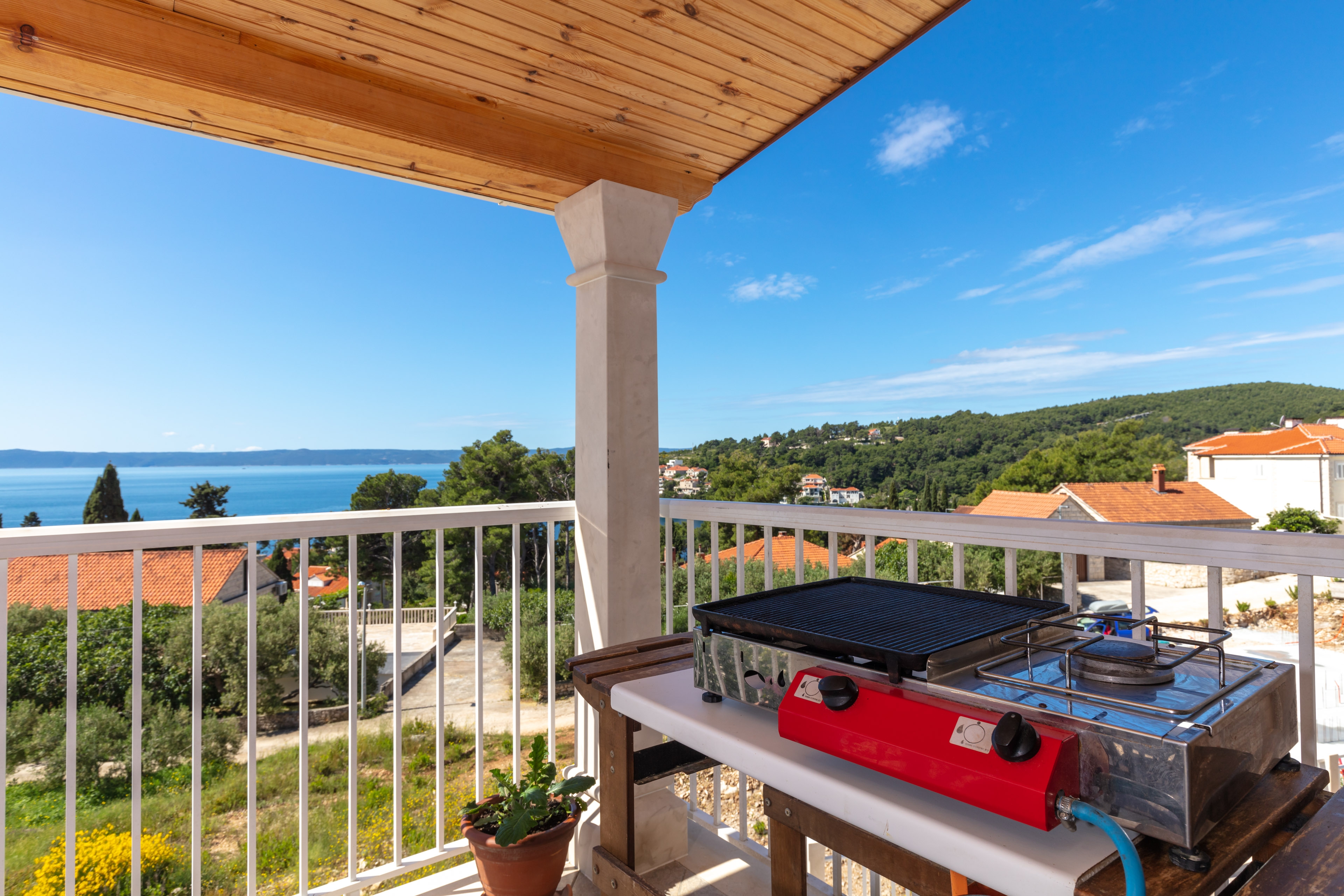Three bedroom apartment with terrace and sea view Sumartin, Brač  A-d