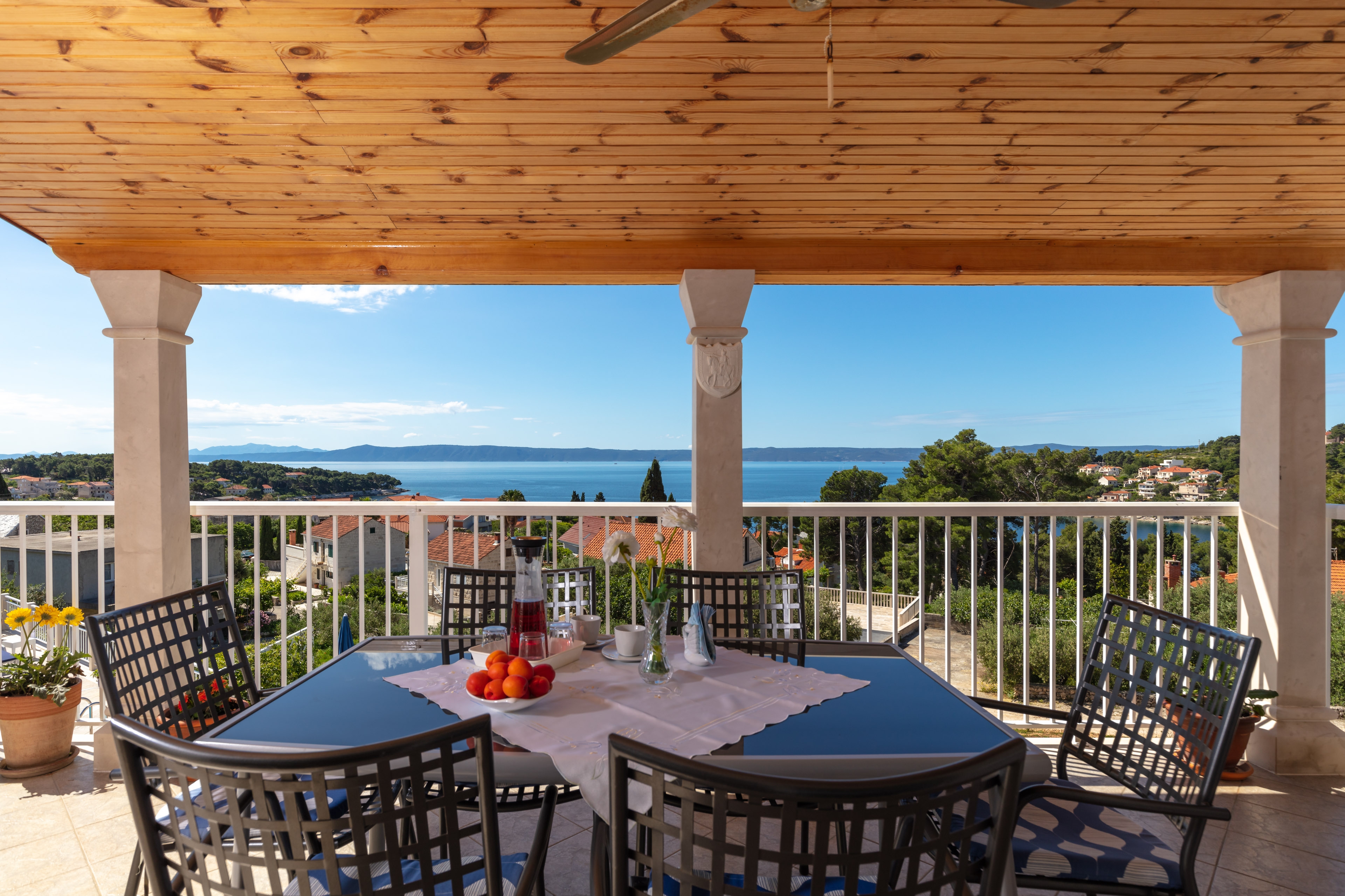 Three bedroom apartment with terrace and sea view Sumartin, Brač  A-d