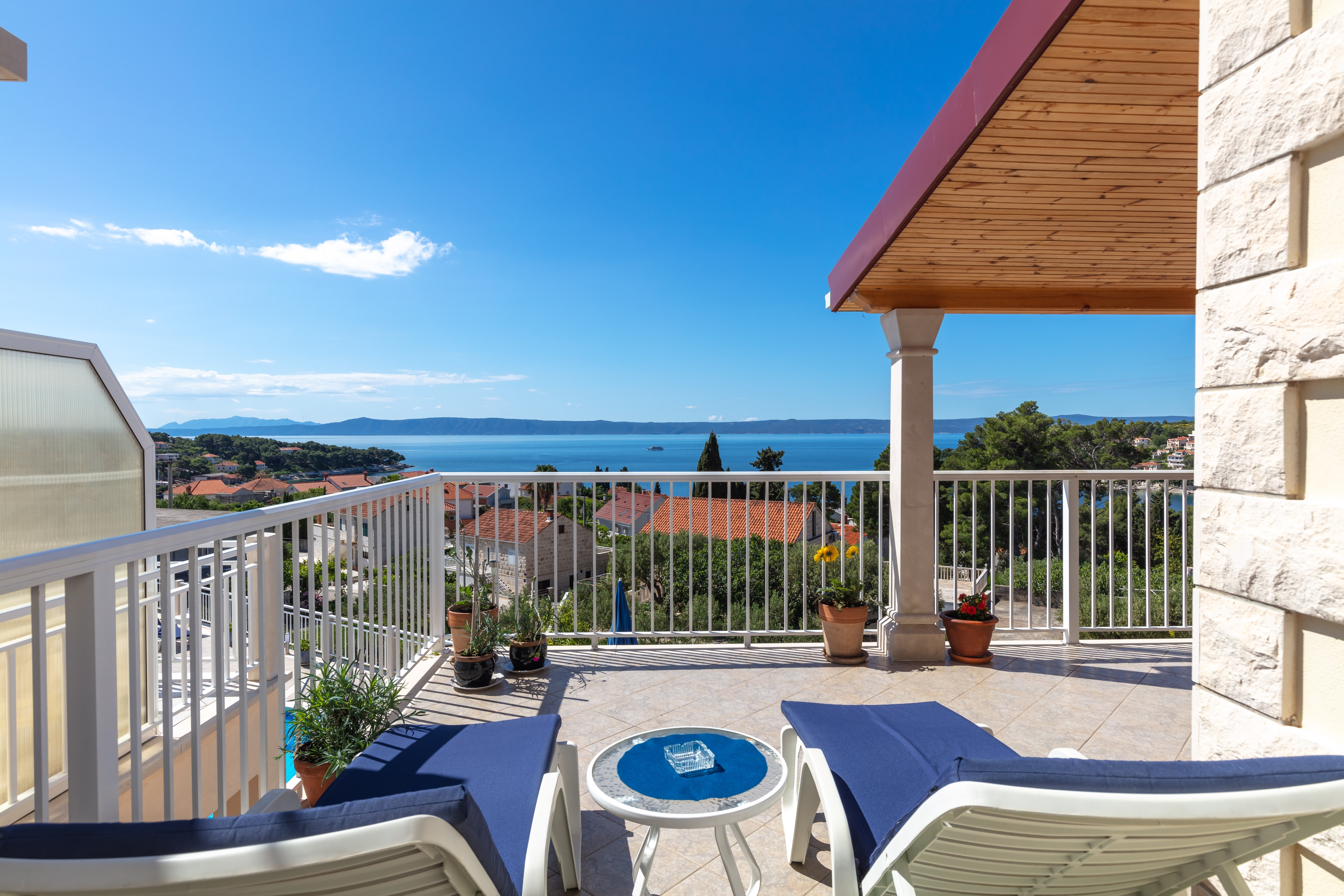 Three bedroom apartment with terrace and sea view Sumartin, Brač  A-d