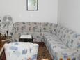 Sutivan, Sala de estar in the apartment, air condition available y WiFi.