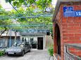 Parking lot Sumpetar, Omiš, Parking lot 2965 - Apartments near sea with pebble beach.