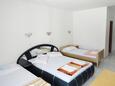 Spavaća soba Lokva Rogoznica, Spavaća soba u smještaju tipa studio-apartment, dostupna klima i WiFi.