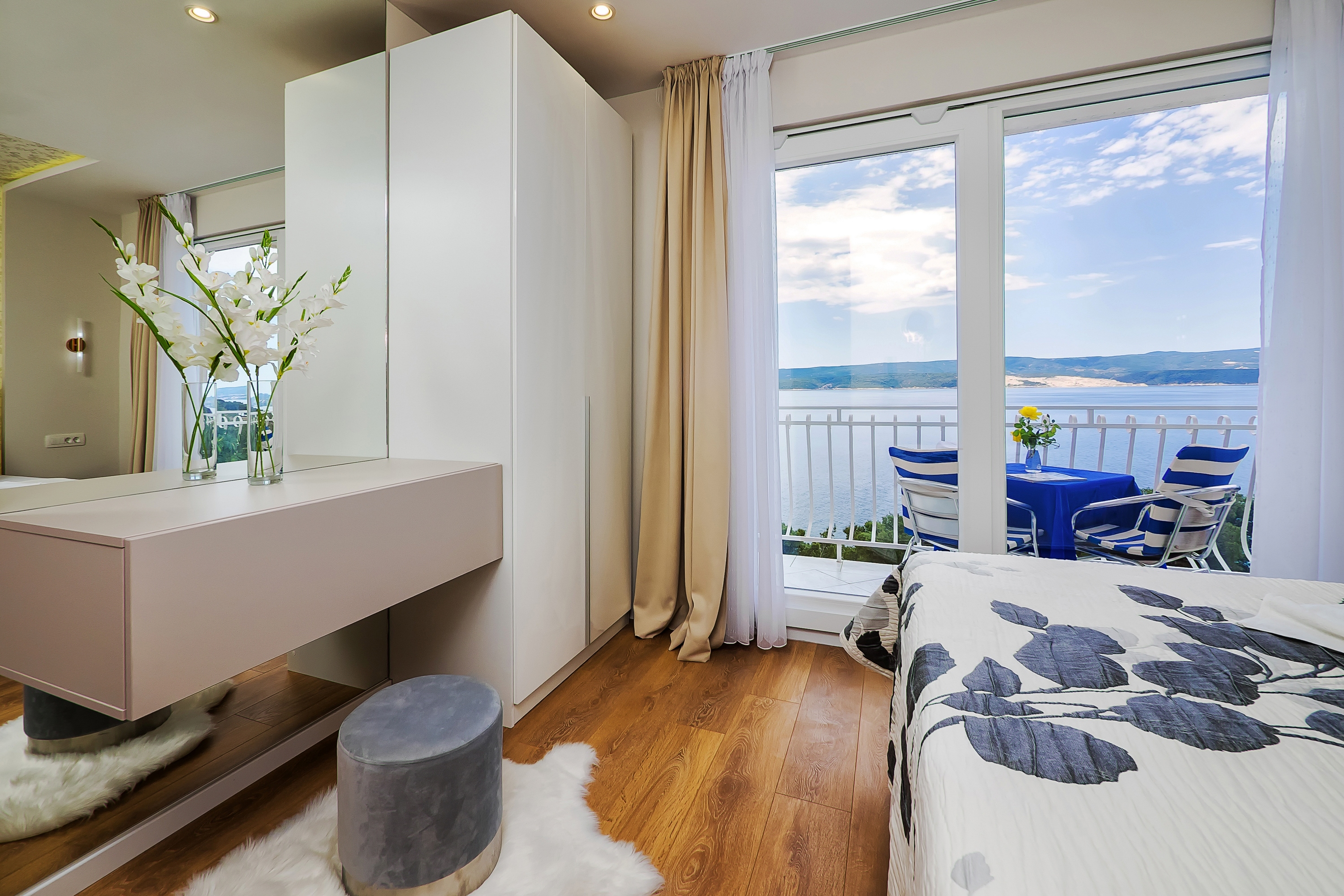 Room with balcony and sea view Lokva Rogoznica, Omiš  S-a