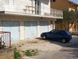 Parking lot Vinišće, Trogir, Parking lot 2987 - Apartments with pebble beach.