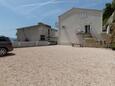 Parking lot Duće, Omiš, Parking lot 2992 - Apartments near sea with sandy beach.