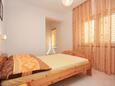 Спальня Vodice, Спальня в размещении типа studio-apartment, доступный кондиционер и WiFi.
