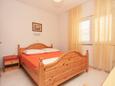 Спальня Vodice, Спальня в размещении типа studio-apartment, доступный кондиционер и WiFi.