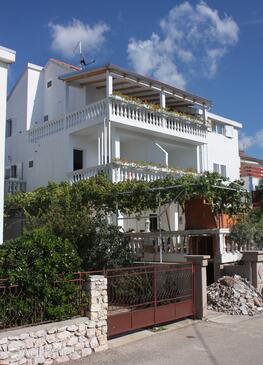 Vodice, Vodice, Objekt 2995 - Ubytování s oblázkovou pláží.