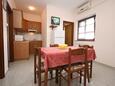 Dining room Funtana, Dining room in the apartment, air condition available, (pet friendly) and WiFi.
