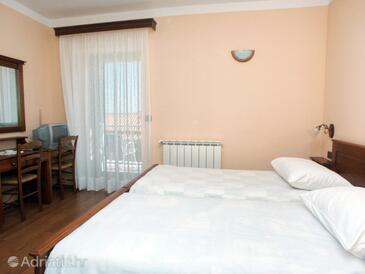 Bedroom Rabac, Bedroom in the room, dostupna klima i WIFI.