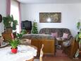 Obývací pokoj Klenovica, Obývací pokoj v ubytování typu apartment, s klimatizací a WiFi.