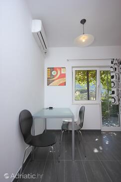 Dining room Komiža, Dining room in the apartment, dostupna klima i WIFI.