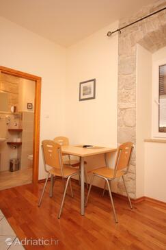 Komiža, Dining room in the studio-apartment, WiFi.