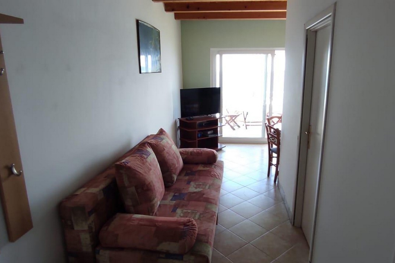 Two bedroom apartment near beach Milna, Vis (A-3036-a)