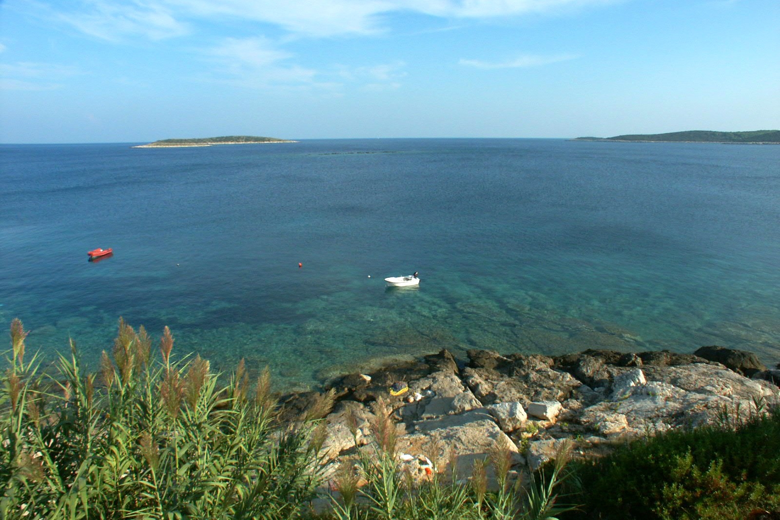 Two bedroom apartment near beach Milna, Vis (A-3036-a) Two bedroom apartment near beach Milna, Vis (A-3036-a)