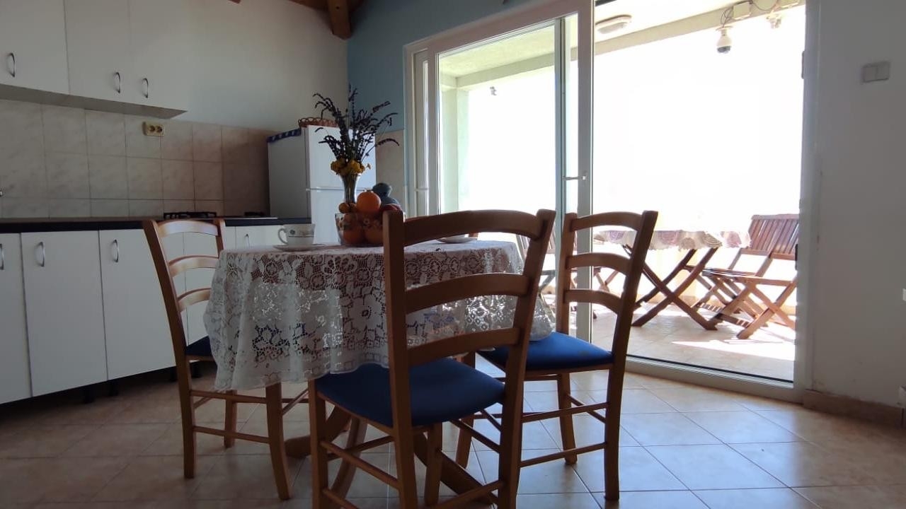 Two bedroom apartment near beach Milna, Vis (A-3036-b)