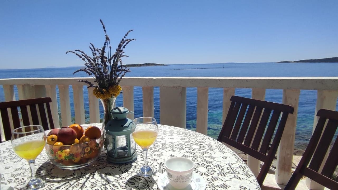 Two bedroom apartment near beach Milna, Vis (A-3036-b) Two bedroom apartment near beach Milna, Vis (A-3036-b)