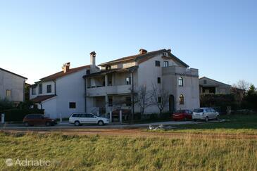 Property Umag, Umag, Property 3055 - Apartments with sandy beach.