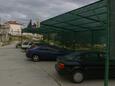 Parking lot Nemira, Omiš, Parking lot 3061 - Apartments with pebble beach.