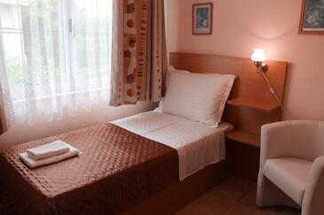 Duće, Dormitorio in the room, air condition available y WiFi.