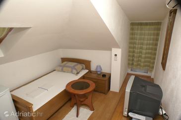 Bedroom Splitska, Bedroom in the room.