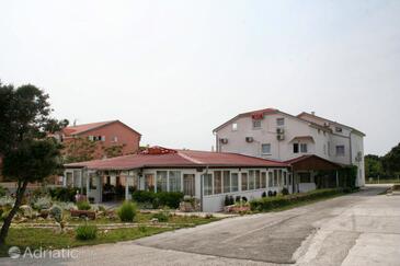 Hébergement Gajac, Pag, Hébergement 3077 - Chambres avec une plage de galets.