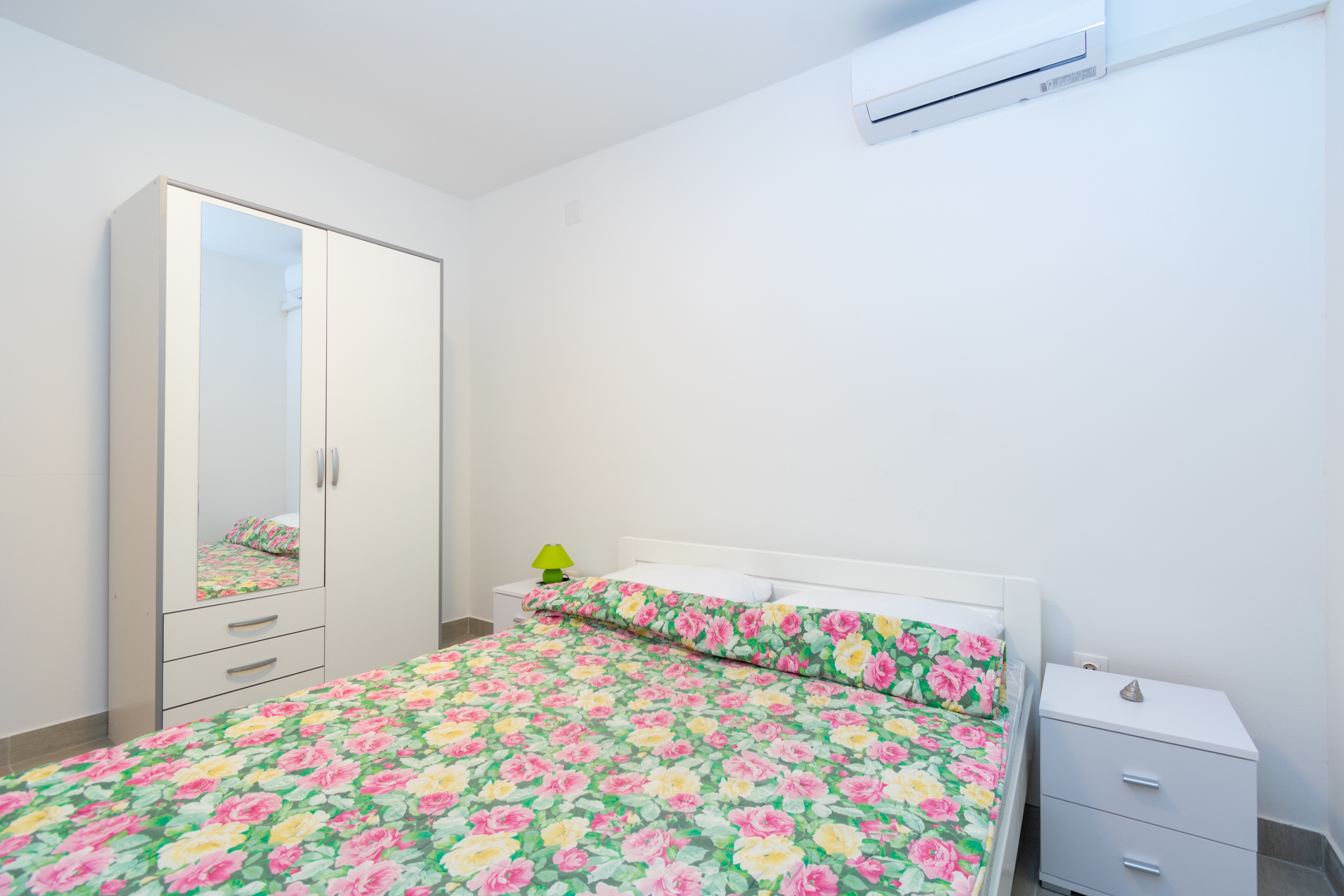 Two bedroom apartment with terrace and sea view Mandre, Pag  A-d