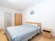 Mandre, Bedroom in the studio-apartment, air condition available and WiFi.