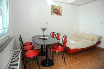 Caska, Comedor in the apartment, air condition available y WiFi.