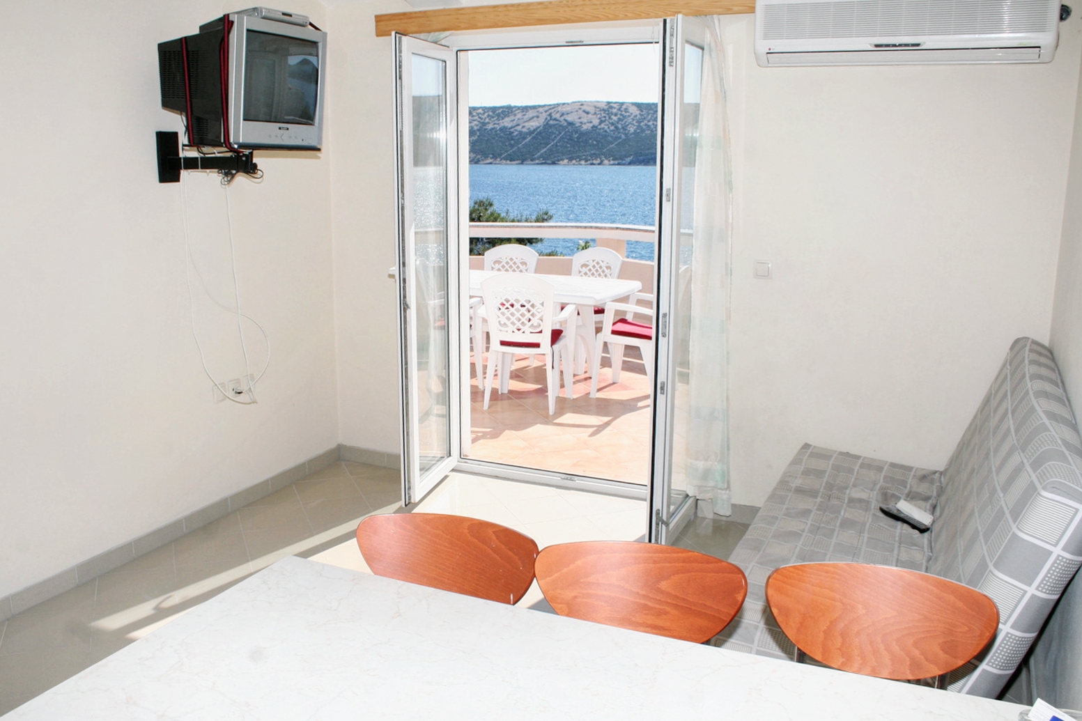 Three bedroom apartment near beach Stara Novalja, Pag (A-3086-d)