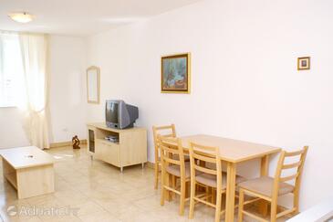 Vinjerac, Столовая в размещении типа studio-apartment, доступный кондиционер и WiFi.