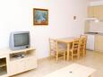 Vinjerac, Столовая в размещении типа studio-apartment, доступный кондиционер и WiFi.