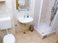 Koupelna Vinjerac, Koupelna v ubytování typu studio-apartment, domácí mazlíčci povoleni a WiFi.
