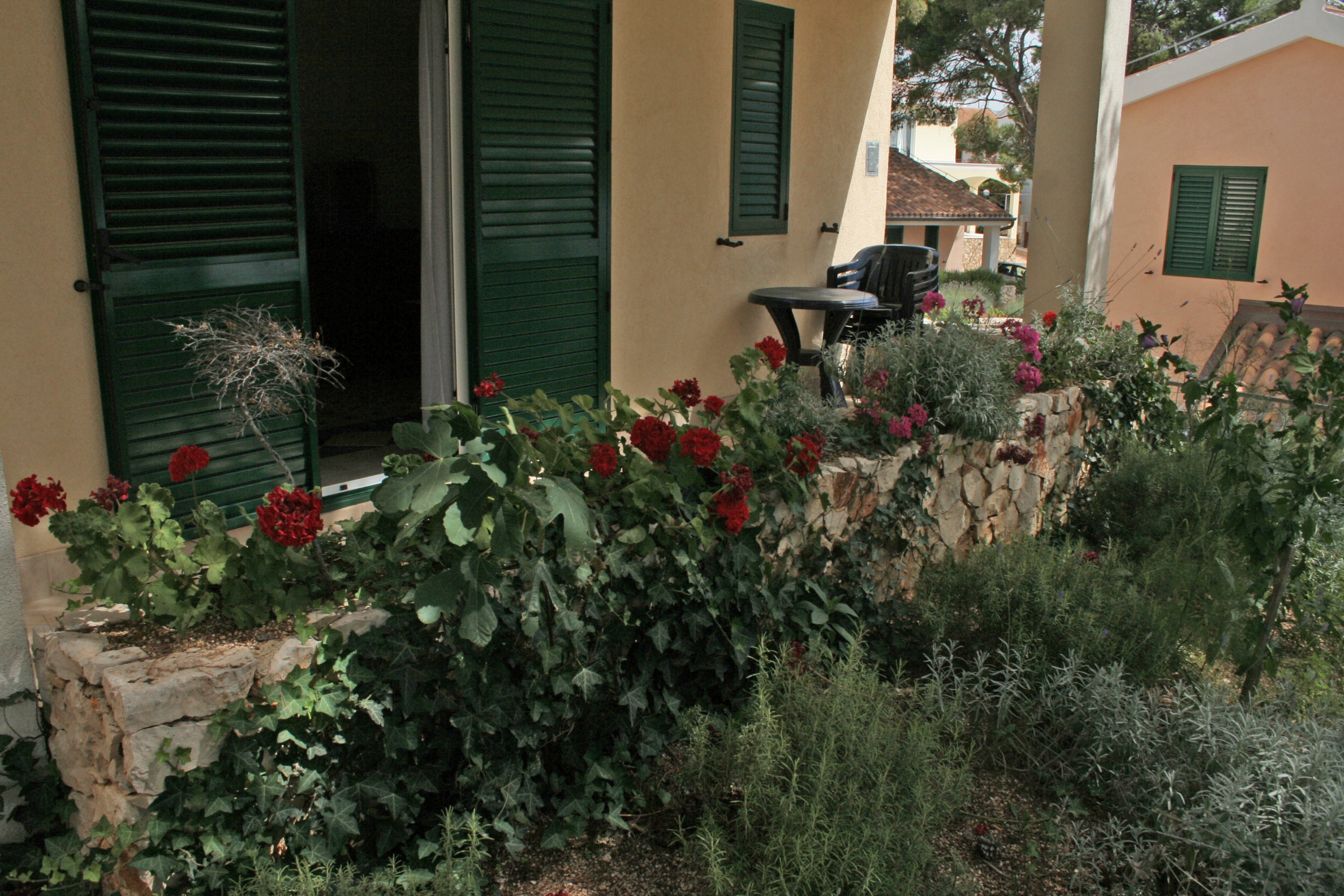 One bedroom apartment near beach Rogoznica (A-3094-a)