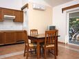 Rogoznica, Comedor in the apartment, air condition available, (pet friendly) y WiFi.