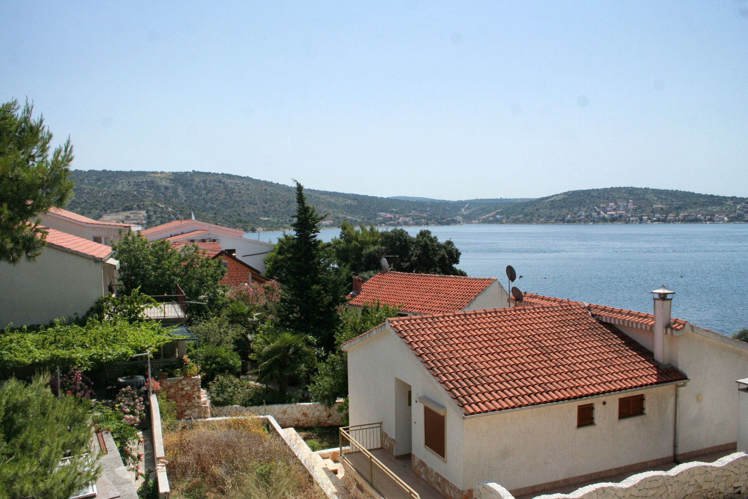 Two bedroom apartment near beach Rogoznica  A-b