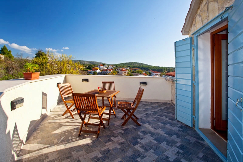 Three bedroom house with terrace and sea view Milna, Brač  K