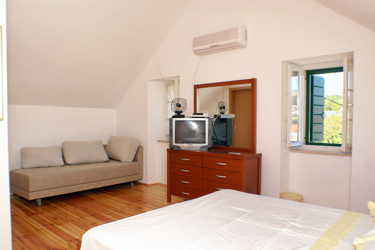 Three bedroom house with terrace and sea view Sumartin, Brač  K